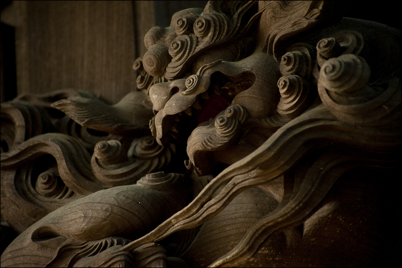 拝殿彫刻・木鼻の獅子