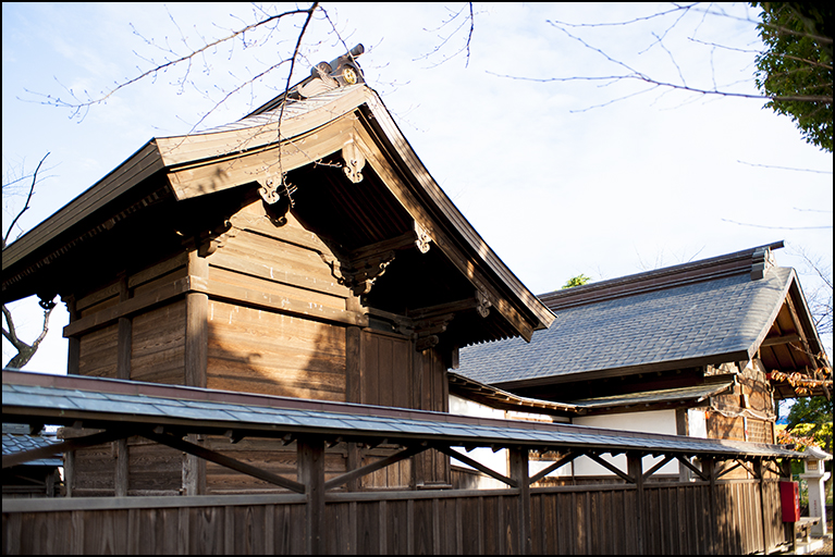 覆屋の中に氷川神社が1596年に遷宮した際の旧社殿が鎮座